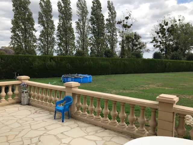 Demeure Des Carila Bed & Breakfast Heudebouville Bagian luar foto